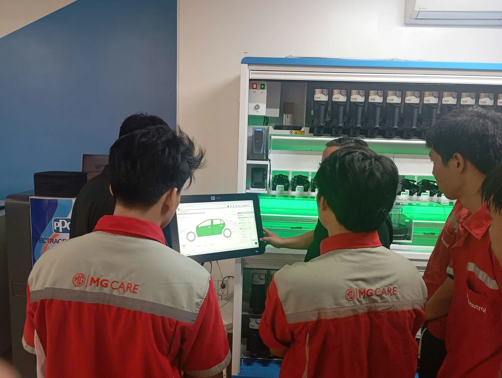 MG phối hợp PPG đào tạo kỹ thuật đồng sơn và pha màu cho đại lý 4 Tra cứu công thức và cân chỉnh màu